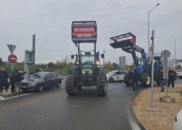 Ηλεία: Αγρότες έκλεισαν την Ε.Ο στο ύψος του Πύργου και των Λεχαινών