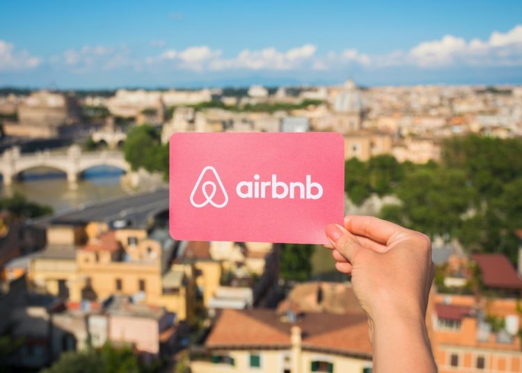 Airbnb 2026: Ο πλήρης χρηστικός οδηγός για νέες άδειες, απαγορεύσεις, μεταβιβάσεις και ελέγχους