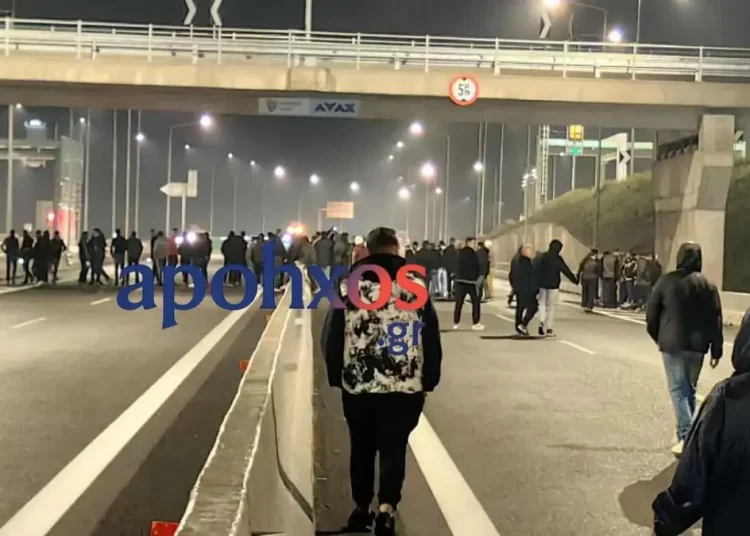 Μπλόκα αγροτών: Έκλεισαν τη νέα Εθνική Οδό Πατρών – Πύργου, στο ύψος της Κάτω Αχαΐας