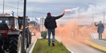 Μητσοτάκης σε αγρότες για τα μπλόκα: Ελάτε για διάλογο – Οι αγρότες του απαντούν: Νέα μπλόκα