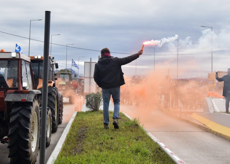 Μητσοτάκης σε αγρότες για τα μπλόκα: Ελάτε για διάλογο – Οι αγρότες του απαντούν: Νέα μπλόκα