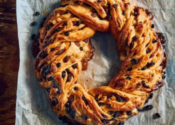 Χριστουγεννιάτικο στεφάνι με μήλο, μάρτσιπαν, σταφίδες