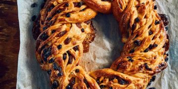 Χριστουγεννιάτικο στεφάνι με μήλο, μάρτσιπαν, σταφίδες