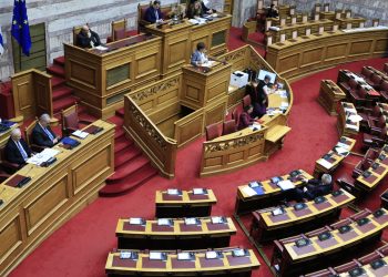 Χριστουγεννιάτικος «μποναμάς» στα κόμματα