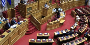 Χριστουγεννιάτικος «μποναμάς» στα κόμματα