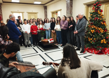 2ο Γυμνάσιο-Λύκειο Πύργου: Οι μαθητές έψαλαν τα κάλαντα στον Μητροπολίτη Ηλείας, στον Δήμαρχο Πύργου & στον Διευθυντή Δ.Ε. Ηλείας