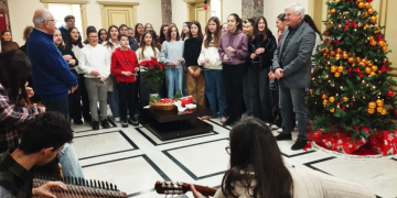 2ο Γυμνάσιο-Λύκειο Πύργου: Οι μαθητές έψαλαν τα κάλαντα στον Μητροπολίτη Ηλείας, στον Δήμαρχο Πύργου & στον Διευθυντή Δ.Ε. Ηλείας