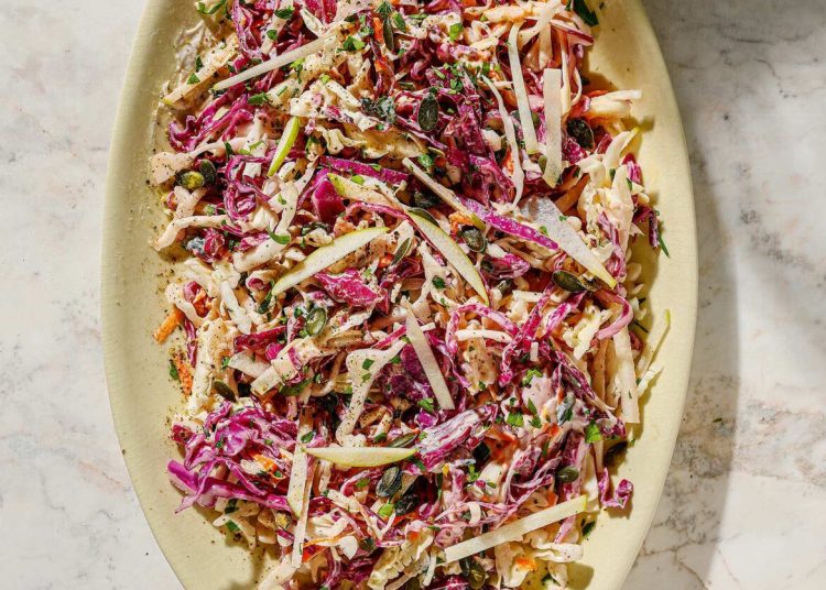 Χριστουγεννιάτικη Λαχανοσαλάτα με σάλτσα γιαουρτιού