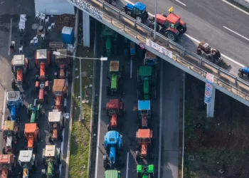 Προς νέα κλιμάκωση τα μπλόκα των αγροτών ενόψει της Πρωτοχρονιάς – Την Κυριακή η κρίσιμη πανελλαδική σύσκεψη