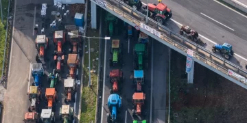 Προς νέα κλιμάκωση τα μπλόκα των αγροτών ενόψει της Πρωτοχρονιάς – Την Κυριακή η κρίσιμη πανελλαδική σύσκεψη