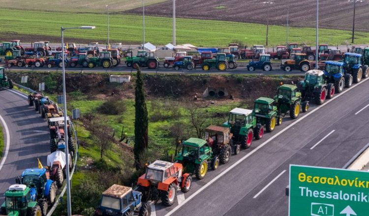 Οι αγρότες ανοίγουν λωρίδες για τους εκδρομείς