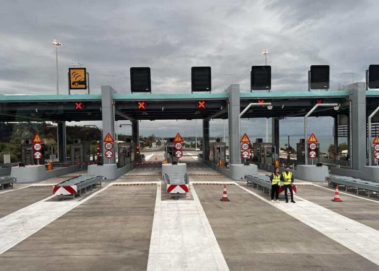 Πατρών-Πύργου: Επιχείρησαν μπλόκο οι αγρότες στα εγκαίνια, παραδόθηκαν τα τελευταία 10 χλμ. – Κλειστή η Παλαιά Εθνική