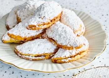 Κρητικό γλυκό με άχνη, μέλι και καρύδια