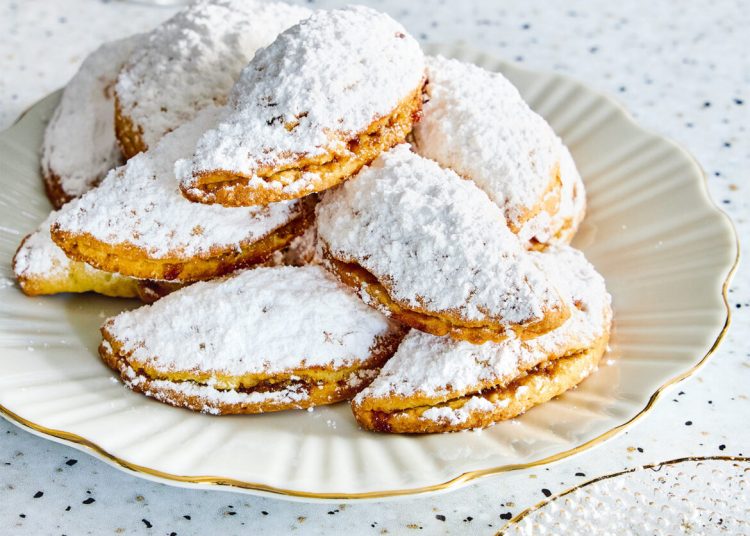 Κρητικό γλυκό με άχνη, μέλι και καρύδια