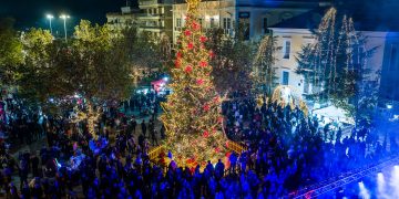 Το Χριστουγεννιάτικο δέντρο γέμισε φως την «καρδιά» του Πύργου!