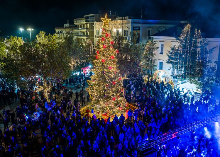 Το Χριστουγεννιάτικο δέντρο γέμισε φως την «καρδιά» του Πύργου!