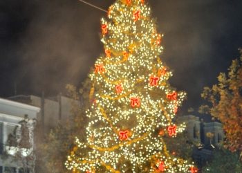 ΠΥΡΓΟΣ: Φωταγωγήθηκε το Χριστουγεννιάτικο Δέντρο στην κεντρική πλατεία