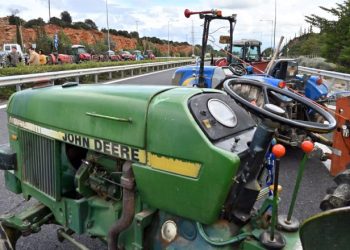 Η κυβέρνηση διεμβολίζει τα μπλόκα με «Plan B»-Ποινικοποιεί τη σύγκρουση με τους αγρότες