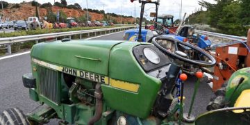 Η κυβέρνηση διεμβολίζει τα μπλόκα με «Plan B»-Ποινικοποιεί τη σύγκρουση με τους αγρότες