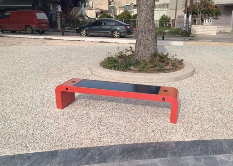 Αμαλιάδα: Ο δήμος έβαλε ξανά τα έξυπνα παγκάκια-Προειδοποιεί τους βανδάλους