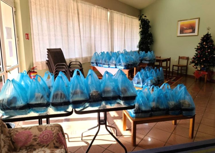 Ο Δήμος Ήλιδας στήριξε πολίτες που είχαν ανάγκη και παρέθεσε εορταστικό γεύμα