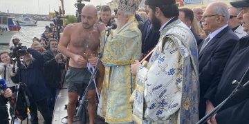 Ηλεία: Με πολύ κόσμο παρά τον καιρό και με μεγαλοπρέπεια ο καθαγιασμός των υδάτων