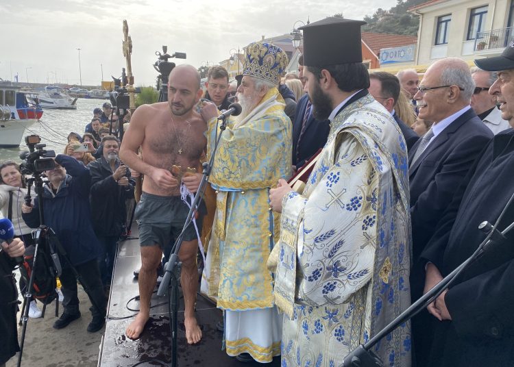 Ηλεία: Με πολύ κόσμο παρά τον καιρό και με μεγαλοπρέπεια ο καθαγιασμός των υδάτων