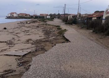 ΠΥΡΓΟΣ: Η θάλασσα “κατάπιε” το δρόμο στην Μούτελη – Έκτακτη Συνεδρίαση του ΤΕΣΣΟΠ