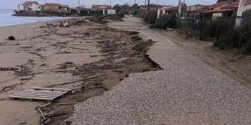 ΠΥΡΓΟΣ: Η θάλασσα “κατάπιε” το δρόμο στην Μούτελη – Έκτακτη Συνεδρίαση του ΤΕΣΣΟΠ