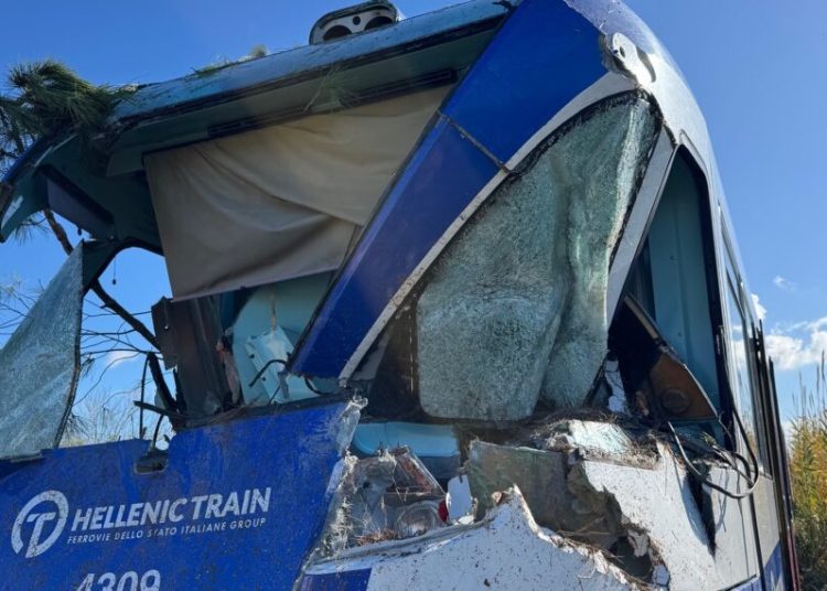 Πύργος: «Ο Θεός με γλίτωσε»- Τι λέει για το ατύχημα ο μηχανοδηγός του τρένου