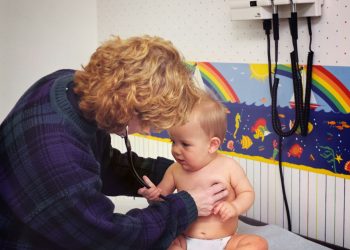 Κύθνος: Προσφέρει 1.000 ευρώ bonus κάθε μήνα στον παιδίατρο που θα πιάσει δουλειά στο νησί