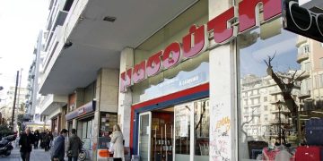 Πώς το «δίπολο» Σκλαβενίτη – Μασούτη αλλάζει τους όρους του παιχνιδιού στην αγορά σούπερ μάρκετ