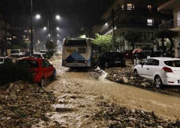Kακοκαιρία: Δύο νεκροί, πλημμύρες, παγίδες θανάτου δρόμοι στην Αττική