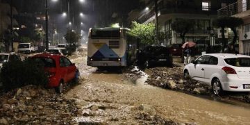 Kακοκαιρία: Δύο νεκροί, πλημμύρες, παγίδες θανάτου δρόμοι στην Αττική