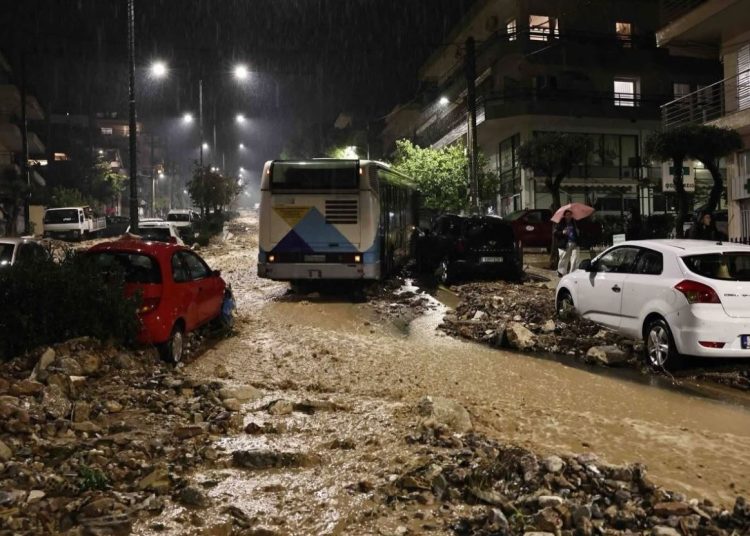 Kακοκαιρία: Δύο νεκροί, πλημμύρες, παγίδες θανάτου δρόμοι στην Αττική