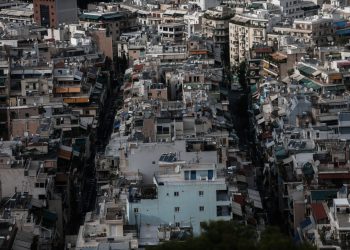 Τρώνε τις οικονομίες τους τα νοικοκυριά – Αρνητική αποταμίευση και ακριβή καθημερινότητα