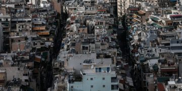 Τρώνε τις οικονομίες τους τα νοικοκυριά – Αρνητική αποταμίευση και ακριβή καθημερινότητα