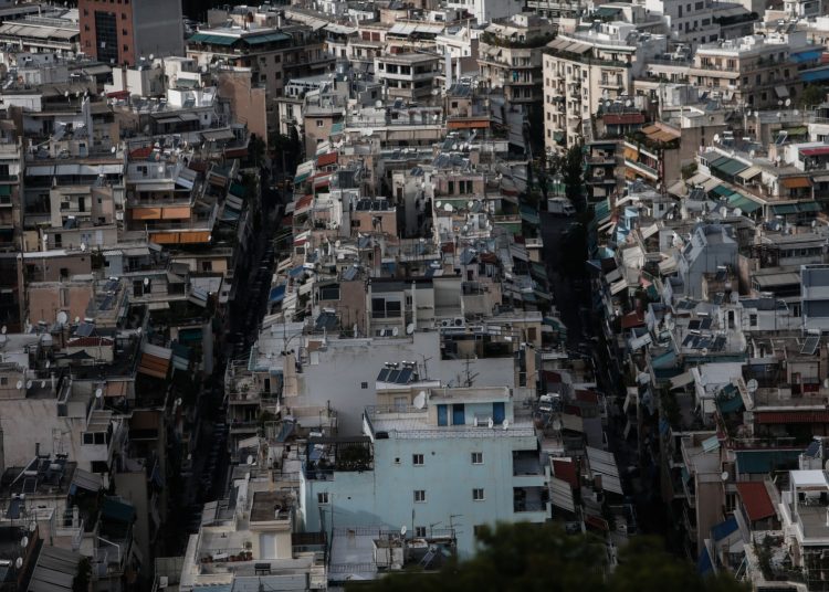 Τρώνε τις οικονομίες τους τα νοικοκυριά – Αρνητική αποταμίευση και ακριβή καθημερινότητα