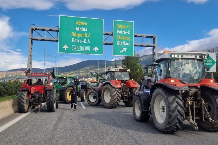 Άνοιξαν οι αγρότες μετά από ενάμιση μήνα την Περιμετρική Πάτρας
