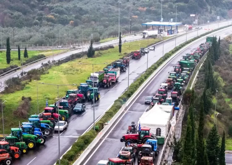 Οι αγρότες αυξάνουν την πίεση: Εξετάζουν 48ωρα μπλόκα και μεγάλη κάθοδο με τρακτέρ στην Αθήνα