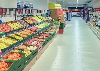 Με ανατιμήσεις σε τρόφιμα και υπηρεσίες κάνει “ποδαρικό” η ακρίβεια και το 2026