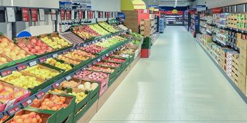 Με ανατιμήσεις σε τρόφιμα και υπηρεσίες κάνει “ποδαρικό” η ακρίβεια και το 2026