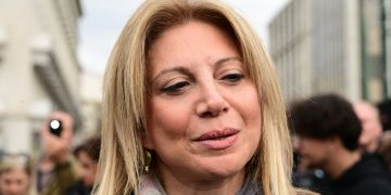 Μ. Καρυστιανού: Δεν θα είναι στο κόμμα ο Φαραντούρης, ποιους άλλους “κόβει” – Ο πιο στενός της συνεργάτης