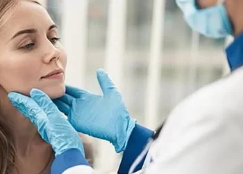 Προειδοποίηση για μεγάλο κύμα γρίπης στα μέσα Ιανουαρίου: «Ενας στους δέκα νοσηλεύεται»