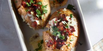 Ολόκληρες φουρνιστές πατάτες με μπέικον και κασέρι