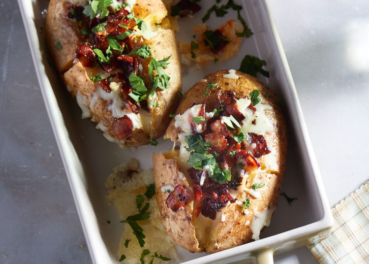 Ολόκληρες φουρνιστές πατάτες με μπέικον και κασέρι