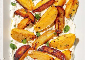 Λεμονάτες και κρασάτες πατάτες σε κρέμα φέτας