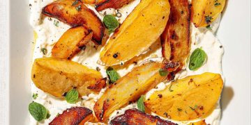 Λεμονάτες και κρασάτες πατάτες σε κρέμα φέτας