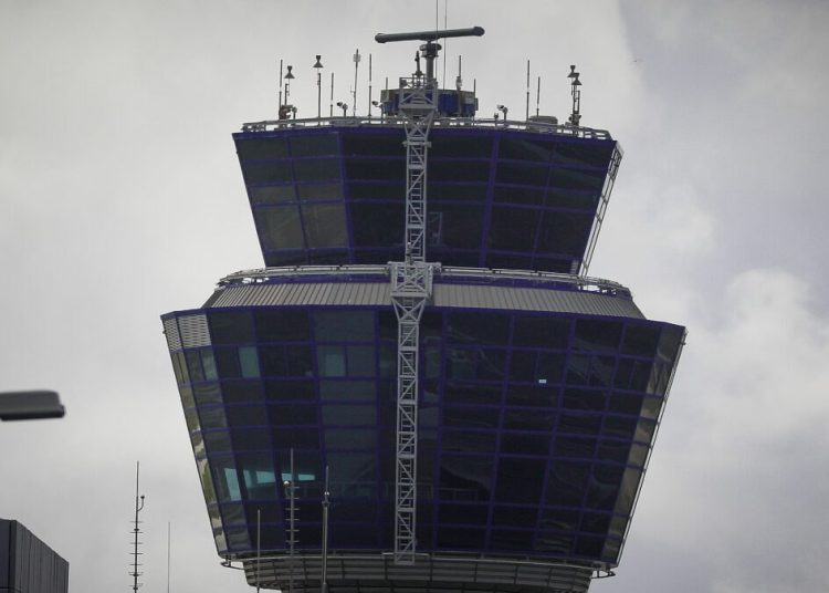 Ερωτήματα & ευθύνες για το φιάσκο με το FIR Αθηνών που έφερε ακυρώσεις πτήσεων