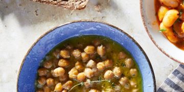 Ρεβύθια σούπα με λεμόνι και μελωμένο κρεμμύδι